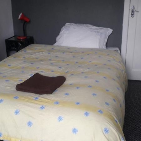 Sports City Guest House Манчестър Екстериор снимка